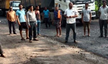 जर्जर सड़क की समस्या से जूझ रहे ग्रामीणों ने किया अनिश्चितकालीन चक्काजाम, भारी वाहनों के थमे पहिये, धरना स्थल पर जुट रहे ग्रामीण