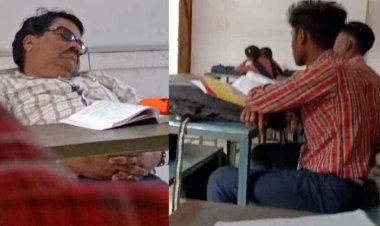 नशे में धुत होकर क्लास में सो रहे शिक्षक योगेश कुमार का छात्रों ने किया वीडियो वायरल, जिला शिक्षा अधिकारी लिया एक्शन, कारण बताओ नोटिस जारी