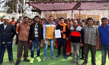 अनिश्चितकालीन हड़ताल पर बैठे निकाय प्लेसमेंट कर्मचारी, सीधे खाते में भुगतान और नियमितीकरण की मांग, कहा- ठेका प्रथा किया जाए बंद