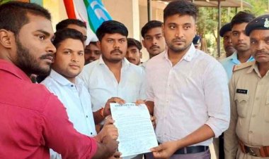 भ्रष्टाचारी प्राचार्य व अकाउंटेंट पर एफआईआर की मांग सहित पांच सूत्रीय मांगो को लेकर पीजी कॉलेज के सामने एनएसयूआई ने किया विरोध प्रदर्शन