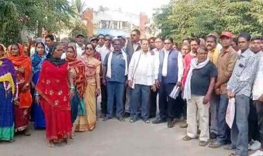 सरपंच देता है जाति सूचक गाली, सरकारी जमीन पर भी कब्जा करने का आरोप, ग्रामीणों ने कलेक्टर से की शिकायत, उग्र आंदोलन की दी चेतावनी