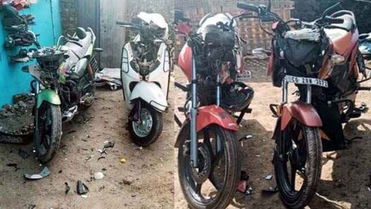 दीपावली की रात गांव में बड़ा बवाल, आपसी विवाद के चलते दो परिवारों पर असामाजिक तत्वों ने किया जानलेवा हमला, घर में लगाई आग, गाड़ियों को भी फूंका