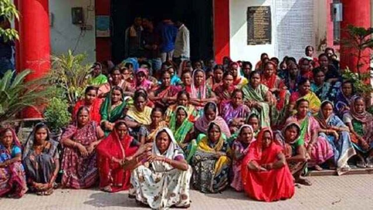 मुफ्त कूकर, टार्च और इंडेक्शन मिलेगा कहकर दिया झांसा, अंगूठा लेकर निकाला करोड़ों का लोन, इंसाफ मांगने पुलिस के पास पहुंची सैकड़ों महिलाएं