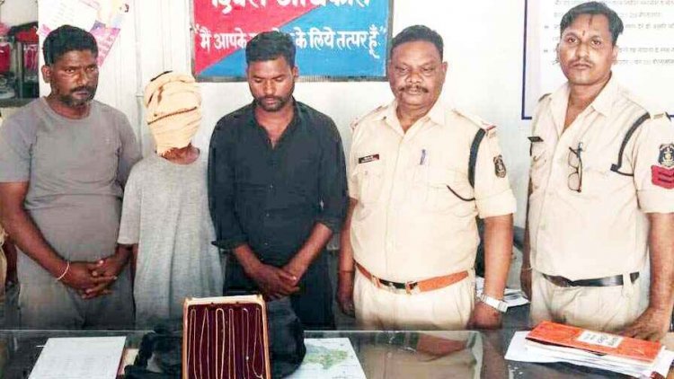 महासमुंद में ज्वेलर्स को बातों में उलझा कर ज्वेलरी चोरी, वारदात CCTV में कैद, पुलिस ने एक नाबालिग समेत तीन आरोपियों को किया गिरफ्तार