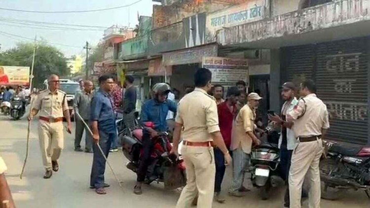 हेलमेट के नाम पर बाजार में बलवा, दो पक्षों में जमकर चले लाठी-डंडे, आधा दर्जन से ज्यादा लोग घायल, पुलिस ने किया मामला दर्ज