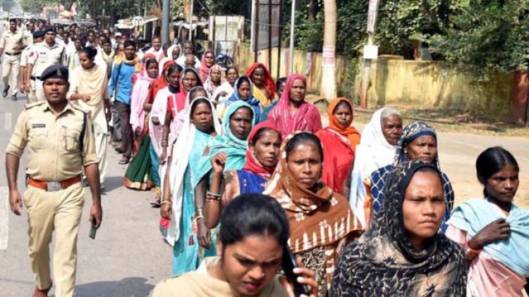 गरियाबंद जिले के कोदोपाली में धान उपार्जन केंद्र खोलने की मांग को लेकर लामबंद किसान संघर्ष समिति का घेराव, किसानों ने कलेक्‍टोरेट घेरा