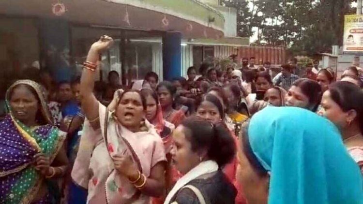 देशी शराब के अवैध कारोबार को बंद कराने 100 से ज्यादा महिलाओं ने थाने का किया घेराव, मौके पर पहुंचे पूर्व मंत्री, थाना प्रभारी के कार्य प्रणाली पर उठे सवाल