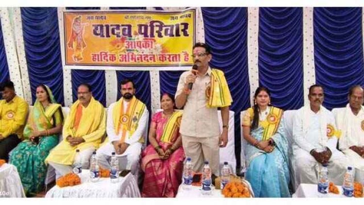 सर्व यादव समाज मैनपुर के दीपावली मिलन समारोह में खुशी से नाचने लगे जिला पंचायत उपाध्यक्ष संजय नेताम सहित अतिथि