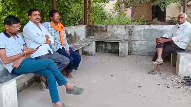 गुंडे के रोजाना की धमकियों से परेशान 10वीं की छात्रा ने कर ली खुदखुशी, पिता ने डर से नहीं भेजा स्कूल, घर पर लगाई फांसी, इलाके में पसरा सन्नाटा