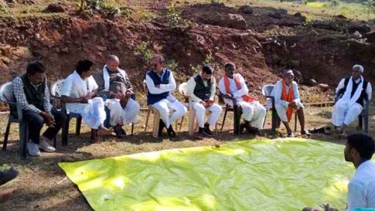 अवैध कब्जा के खिलाफ वन विभाग के द्वारा की गई बेदखली की कार्रवाई का विरोध कर सर्व यादव समाज ने तहसीलदार को सौंपा ज्ञापन