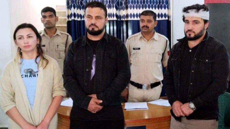 3 विदेशी नागरिकों ने तोड़ी पुलिस की नाकाबंदी, पुलिसकर्मियों को कुचलने की कोशिश, पुलिस ने दोनों युवकों और युवती को किया गिरफ्तार