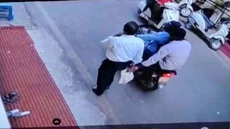 सराफा बाजार में दिनदहाड़े लूट, साढ़े तीन लाख कैश छीनकर भागे बाइक सवार, घटना सीसीटीवी में कैद, मचा हड़कंप, कानून व्यवस्था पर उठ रहे सवाल