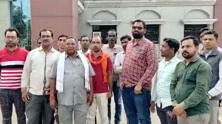 जिला शिक्षा अधिकारी के पास मांग लेकर पहुंचे स्वामी आत्मानंद इंग्लिश मीडियम स्कूल के बच्चों के पालक, दी प्रदर्शन की चेतावनी