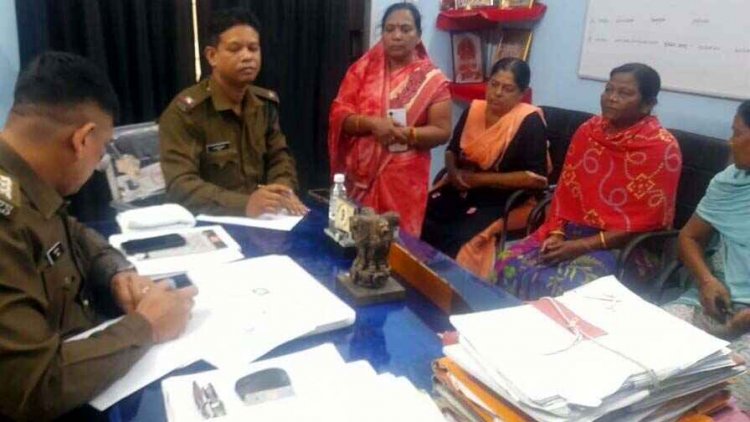 आधी रात प्रेमिका से मिलने कार लेकर पहुंचा प्रेमी, हड़बड़ी में टूट गया मंदिर के सामने का तुलसी चौरा, महिलाए पहुंची थाना, हिरासत में आशिक