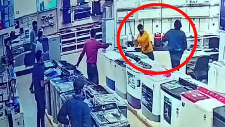 राजधानी में लड़कों के गुट ने की मारपीट, युवक पर ईंट से हमला, दौड़ा-दौड़ाकर लाठियों से पीटने का वीडियो वायरल, लोगों में दहशत का माहौल