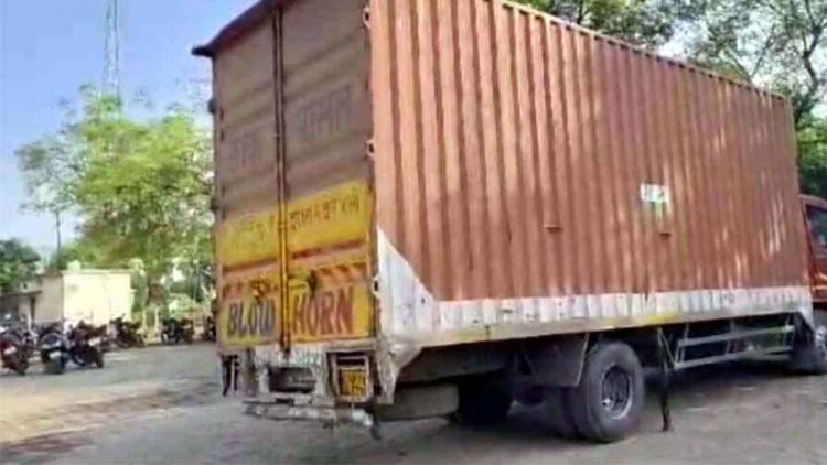 मॉर्निंग वॉक कर रही तीन महिलाओं को डाक पार्सल लिखे कंटेनर ने मारी टक्कर, कांस्टेबल की पत्नी की मौत और दो घायल, ड्राइवर गिरफ्तार