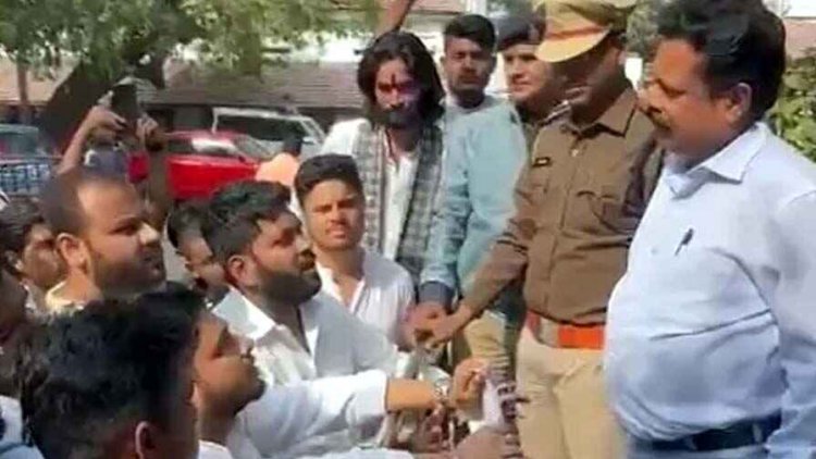 सरकारी कॉलेज के लिए आवंटित करोड़ों की 9 एकड़ जमीन बिल्डर को सौंपने का NSUI ने जताया विरोध, ग्रामीणों में आक्रोश