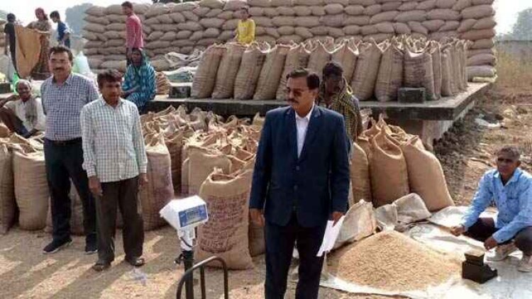 कमिश्नर ने धान का कराया तौल, गड़बड़ी मिलने पर खरीदी प्रभारी भुवनेश्वर साहू सस्पेंड, आंगनबाड़ी केन्द्र में बच्चे नदारद, सुपरवाईजर अनिता साहू निलंबित