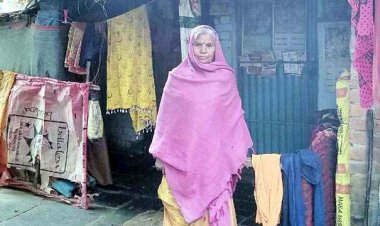 बुजुर्ग आदिवासी दंपति को अब तक नहीं मिला आवास योजना का लाभ, परिवार झोपड़ी में गुजर बसर करने को मजबूर