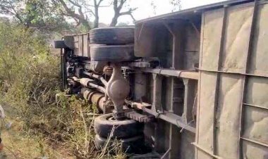 रायपुर से जगदलपुर जा रही महिंद्रा ट्रेवल्स की बस पलटी, कई यात्री घायल, बाइक सवार को बचाने के दौरान हुआ हादसा, मचा हडकंप