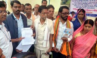 छत्तीसगढ़ संयुक्त किसान मोर्चा सत्याग्रही सैंकड़ों किसानों ने किया प्रदर्शन, नायब तहसीलदार को सौंपा कलेक्टर के नाम ज्ञापन, उग्र आंदोलन की दी चेतावनी