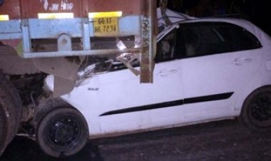 ट्रक में जा घुसी तेज रफ्तार कार, ओवरटेक के चक्कर में मौके पर हुई दो भाइयों की दर्दनाक मौत, परिवार में पसरा मातम, जांच में जुटी पुलिस