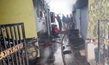 राजधानी में पत्नी से विवाद के बाद पति ने घर में लगाई आग, सिलेंडर ब्लास्ट में हसबैंड की मौत, पुलिसकर्मी सहित पड़ोसी घायल, जांच में जुटी पुलिस
