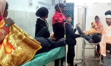 अज्ञात वाहन ने बाइक सवार तीन लोगो को मारी टक्कर, एक युवक की मौके पर ही मौत, समय पर एंबुलेंस के नहीं पहुंचने से तड़पते रहे घायल