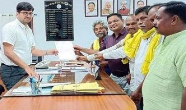 बिना नोटिस कार्रवाई पर रोक की मांग कर सर्व आदिवासी समाज ने कलेक्टर को सौंपा ज्ञापन, कहा- सड़क पर उतरने को मजबूर नहीं किया जाए