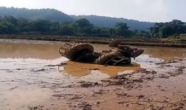 जुताई करते समय कीचड़ में फसा ट्रेक्टर, निकालने के दौरान पलटने से नीचे दबा ड्राइवर, हुई दर्दनाक मौत, परिवार में पसरा मातम, जांच में जुटी पुलिस