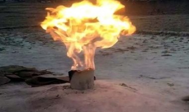 सूरजपुर में हैरान करने वाला मंजर, पानी की बोरिंग से निकला आग का गुब्बारा, डर से सहमे ग्रामीण, विस्फोट का बना खतरा, पुलिस बल तैनात