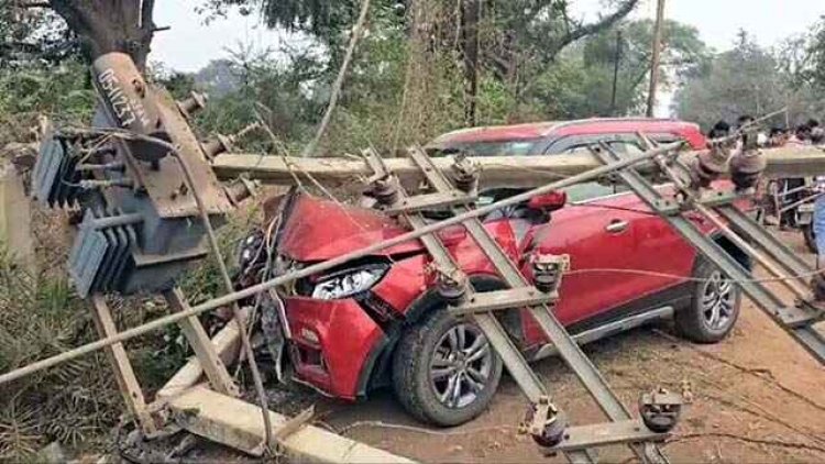 ट्रांसफार्मर से टकराई कार, बाल-बाल बचे PWD के सब इंजीनियर, पिकनिक मनाने जा रहे भाजपा महामंत्री की बस से भिड़ी Car