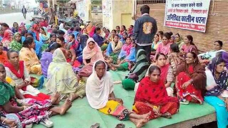 नगर पालिका अध्यक्ष के साथ मारपीट, गिरफ्तार की मांग, कर्मचारियों ने शुरू किया अनिश्चितकालीन हड़ताल, SP को सौंपा ज्ञापन