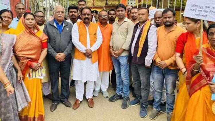 बांग्लादेश में हिंदुओं पर हो रहे अत्याचार को लेकर जताया आक्रोश, विरोध में धर्म सभा और रैली, राष्ट्रपति के नाम सौंपा ज्ञापन