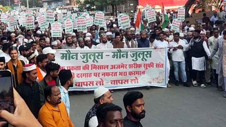 अजमेर शरीफ दरगाह के खिलाफ याचिका दायर करने के विरोध में आशिकाने गरीब नवाज कमेटी व विभिन्न धर्मो के लोगों ने निकाला विशाल मौन जुलूस