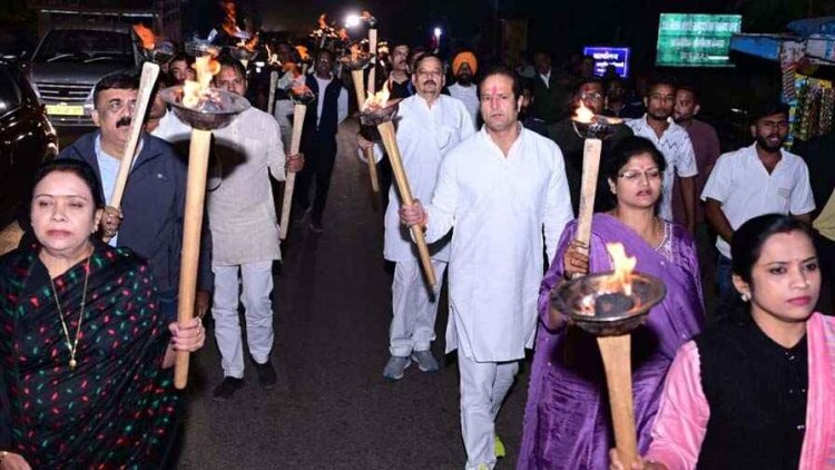 यूथ हब फूड कोर्ट बचाने विकास उपाध्याय ने निकाली विशाल मशाल रैली, कांग्रेस ने बीजेपी के वादाखिलाफी के खिलाफ प्रदेश में कई जगह किया धरना प्रदर्शन