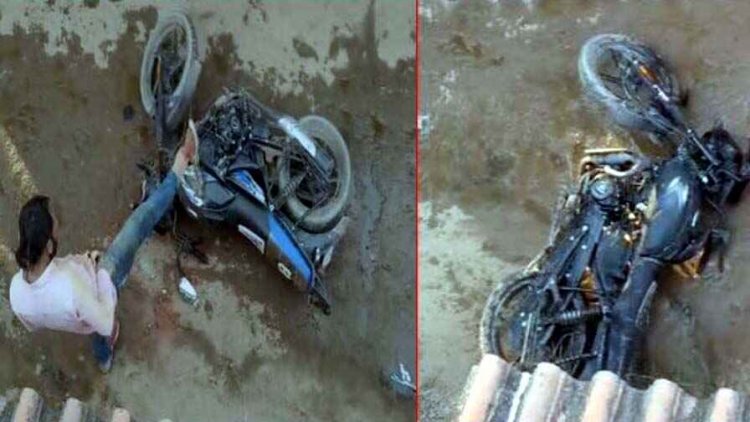 गाली-गलौच करने से मना करना युवक को पड़ा महंगा, बदमाश ने घर में घुसकर मोटरसाइकिल को किया आग के हवाले, आरोपी की तलाश रही पुलिस