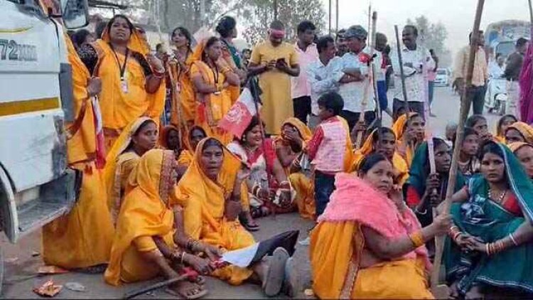 भाजपा विधायक ने किया छत्तीसगढ़ महतारी की मूर्ति का अनावरण!, ग्रामीण महिलाएं हुई नाराज, गुस्साई महिलाओं ने किया चक्का जाम