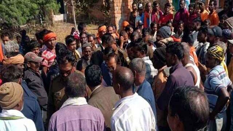 दंतैल हाथी ने कुचलकर ग्रामीण को कुचलकर उतारा माैत के घाट, शव के किए कई टुकड़े, रेंजर से बोरे में उठवाया, आक्रोशित ग्रामीणों ने किया चक्काजाम