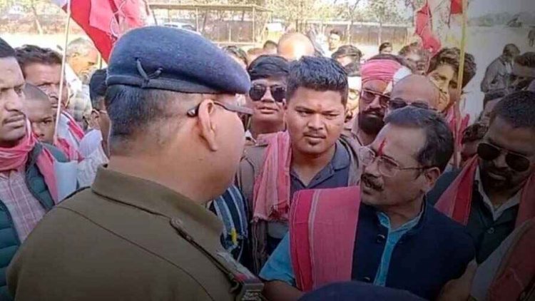 नगर में रैली निकालकर थाना घेरने पहुंचे केंद्रीय अध्यक्ष अमित बघेल, प्रधानमंत्री नरेंद्र मोदी के खिलाफ FIR की कर डाली मांग!