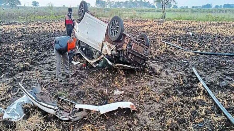 सगाई कार्यक्रम से लौट रही कार पेड़ से टकराकर पलटने से 20 साल के युवक की मौत, 9 घायल, एक को किया गया रेफर, गांव में पसरा मातम