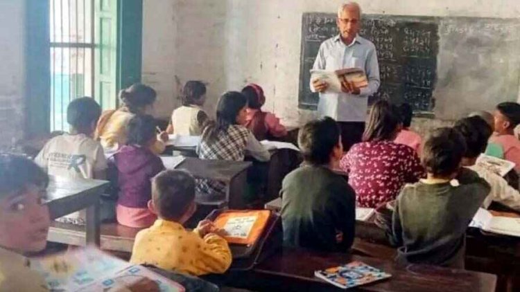 पांचों कक्षाओं के लिए एक टीचर, स्टूडेंट्स और पैरेंट्स ने स्कूलों का कर दिया बहिष्कार, बेहतर भविष्य के लिए सड़कों पर उतरने को मजबूर