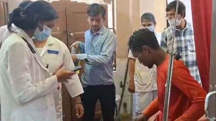 धान खरीदी केंद्र में घुसा भालू, मजदूर पर किया हमला, लोगों ने रीछ को खदेड़ा और श्रमिक की जान, अस्पताल में भर्ती, इलाज जारी, दहशत में लोग