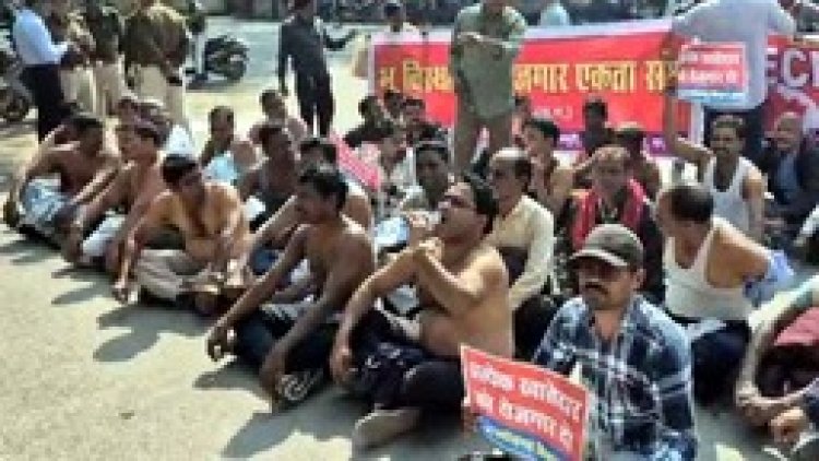 भूविस्थापितों ने SECL मुख्यालय का घेराव कर किया अर्धनग्न प्रदर्शन, प्रबंधन के खिलाफ नारेबाजी, अनिश्चितकालीन खदान बंद आंदोलन की चेतावनी