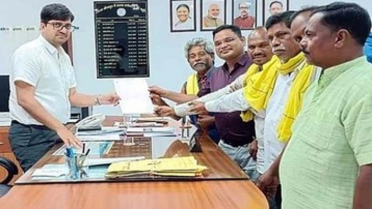 बिना नोटिस कार्रवाई पर रोक की मांग कर सर्व आदिवासी समाज ने कलेक्टर को सौंपा ज्ञापन, कहा- सड़क पर उतरने को मजबूर नहीं किया जाए