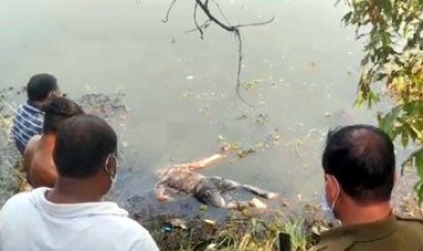 15 दिसंबर से लापता युवक की तालाब में सड़ी-गली हालत में मिली लाश, इलाके में मचा हडकंप, कत्ल-खुदकुशी या हादसा?, जांच में जुटी पुलिस
