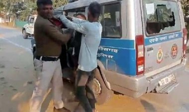 नशे में धुत युवक ने किया हंगामा, शिकायत पर गांव पहुंची डायल 112 वाहन में तोड़फोड़ और पुलिस जवान से मारपीट, आरोपी गिरफ्तार