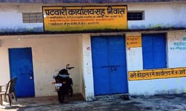 नशे में धुत पटवारी की दबंगई, ऋण पुस्तिका देने के एवज में 20 हजार रुपए की मांग, कार्यालय से धक्का देकर निकाला बाहर, ग्रामीणों में भारी आक्रोश