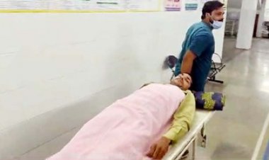 दिनदहाड़े फायरिंग, शराब दुकान का पैसा कलेक्शन करने पहुंची वैन, गार्ड को गोली मारकर 60 लाख रुपए की लूट, कर्मचारी घायल, आरोपी फरार