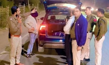 चुनाव से पहले चेकिंग के दौरान कार में मिला एक करोड़ कैश, देखकर अधिकारी भी रह गए दंग, ट्रैक्टर शोरुम का मालिक बताया जा रहा चालक